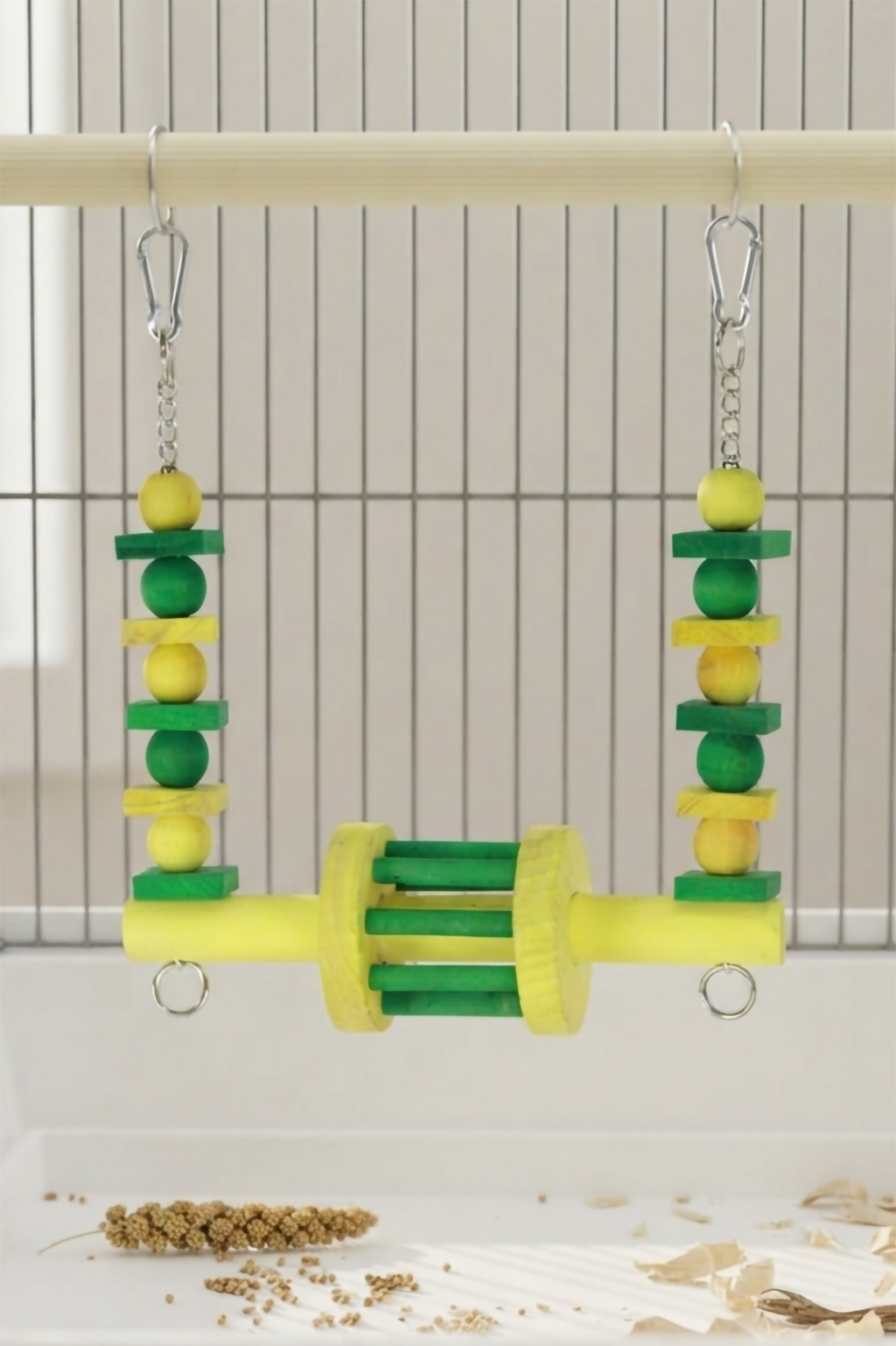Vogelspielzeug Vogelschaukel aus Holz mit Holzperlen & Kette 26 cm in einem Vogelkäfig