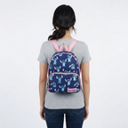 Disney Lilo & Stitch Rucksack mit Vorderfach ca. 30 cm auf dem Rücken einer Frau