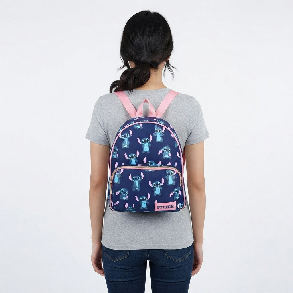 Disney Lilo & Stitch Rucksack mit Vorderfach ca. 30 cm auf dem Rücken einer Frau