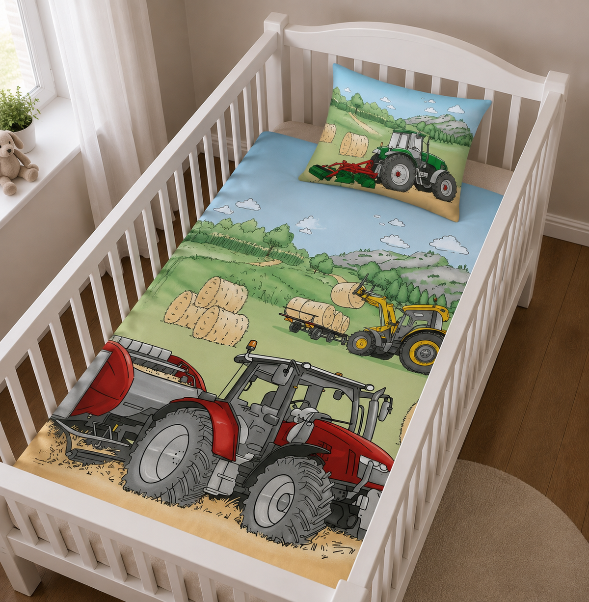 Ambiente-Aufnahme von einem Babybett mit Babybettwäsche Traktor Trecker Bio-Baumwolle 100x135 cm / 40x60 cm. Aus einer schrägen Ansicht dargestellt.