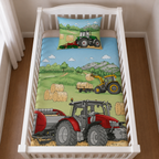 Ambiente-Aufnahme von einem Babybett mit Babybettwäsche Traktor Trecker Bio-Baumwolle 100x135 cm / 40x60 cm. Aus der Vogelperspektive dargestellt.