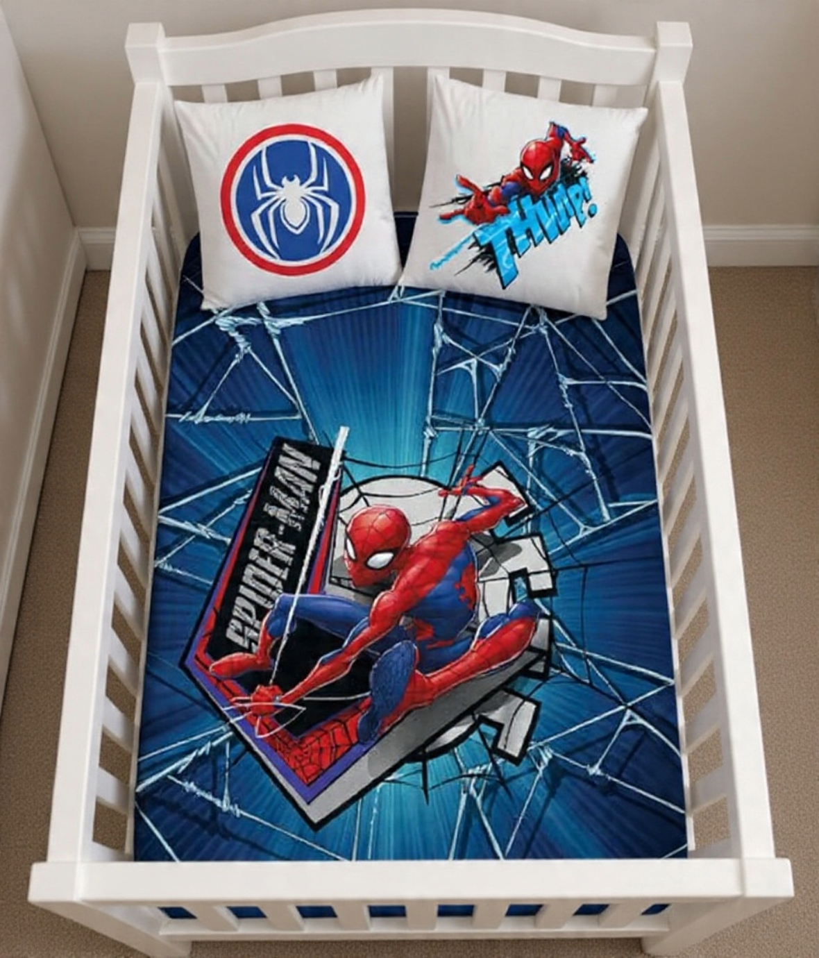Kinderbettwäsche Spiderman Baby Bettwäsche 100x135 cm / 100% Baumwolle in einem Gitterbett. Ansicht von oben auf das Babybett.