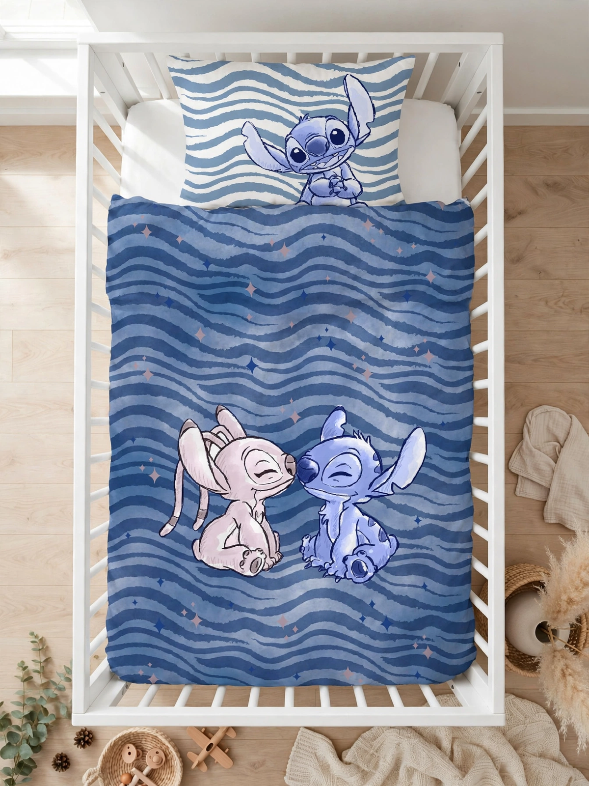 Lilo und Stitch Baby Bettwäsche 100x135 cm / 40x60 cm 100% Baumwolle aus der Vogelperspektive in einem Babybett dargestellt.