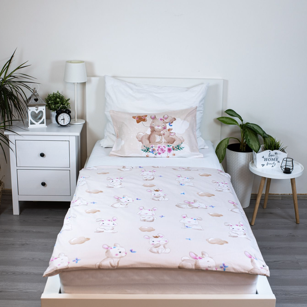 Ambiente Aufnahme von der Rückseite vom Bunny Star Hase Baby Bettwäsche-Set 100 x 135 cm 100% Baumwolle in einem Bett