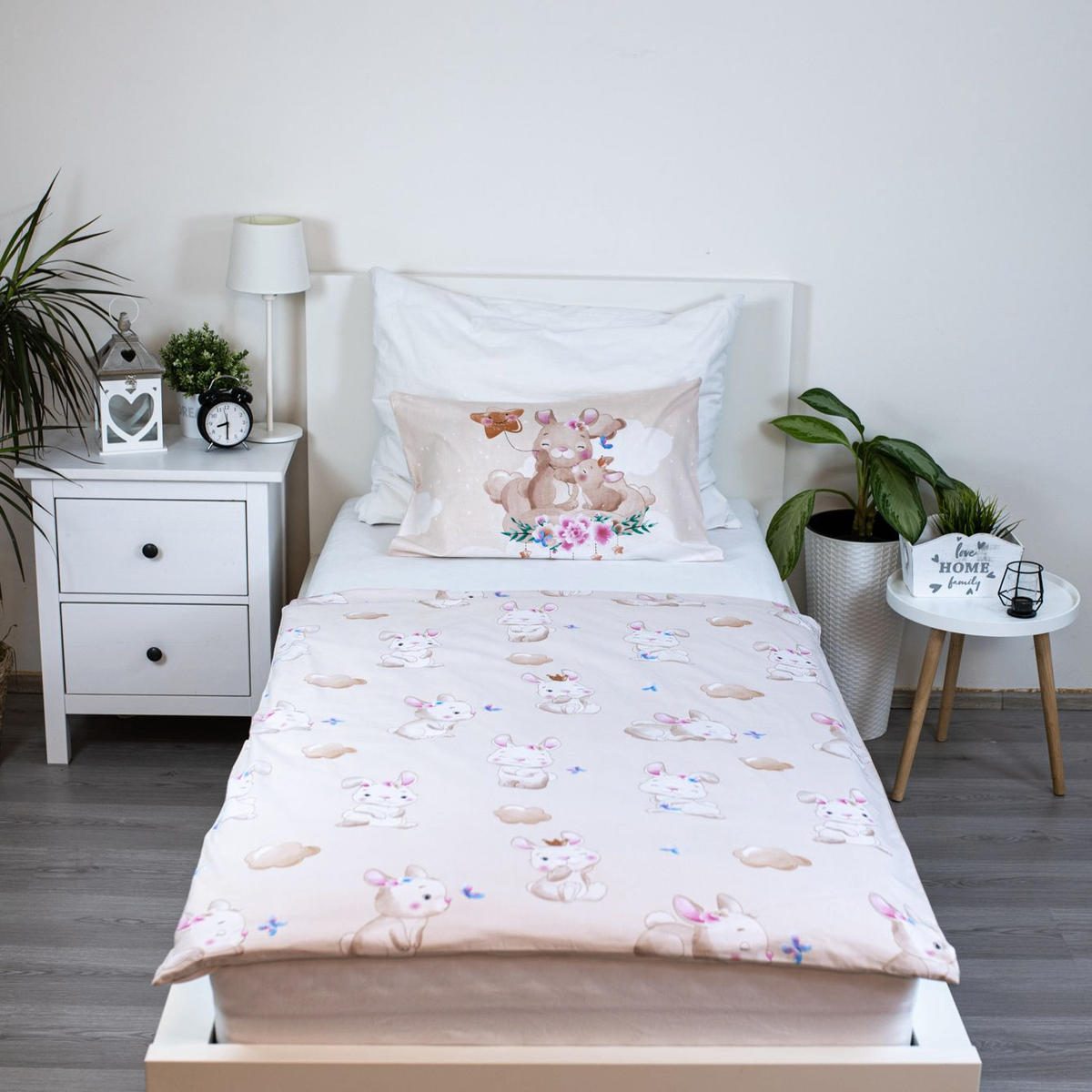 Ambiente Aufnahme von der Rückseite vom Bunny Star Hase Baby Bettwäsche-Set 100 x 135 cm 100% Baumwolle in einem Bett