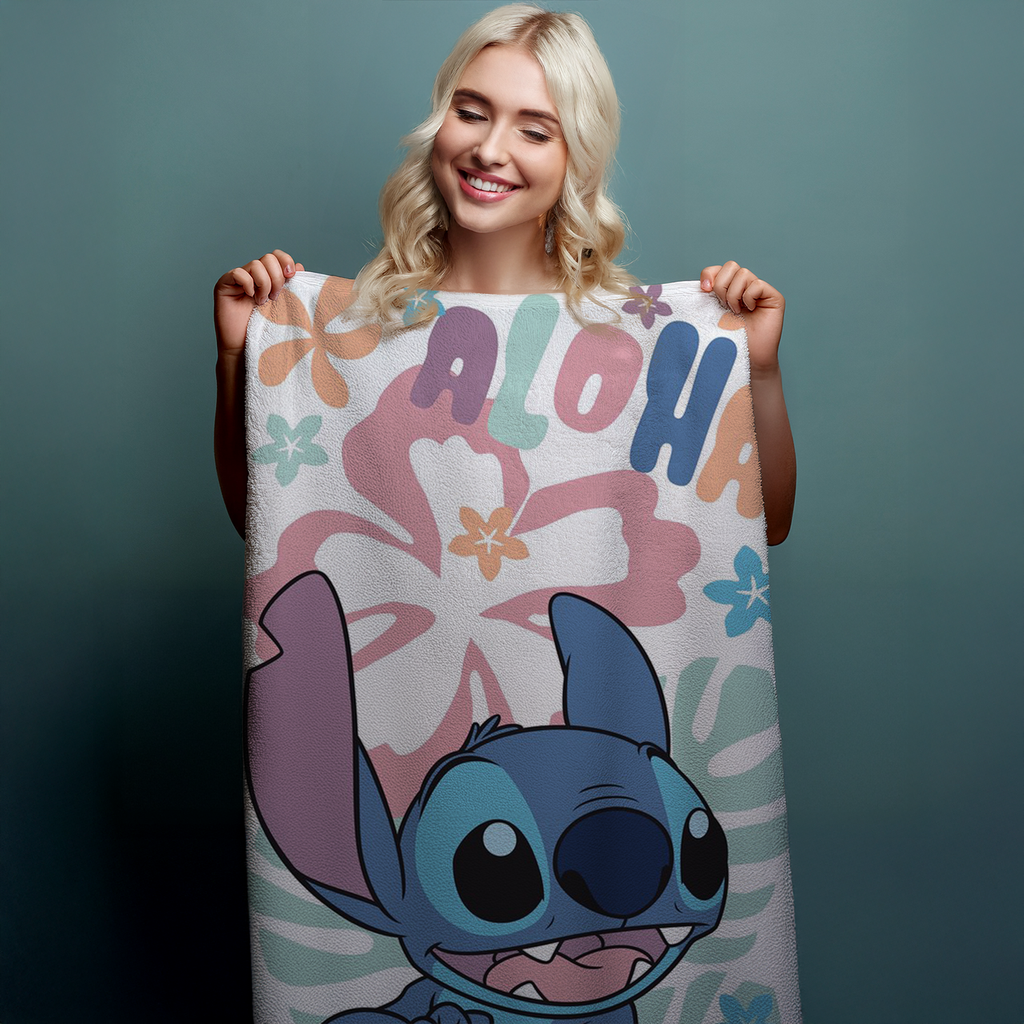 Frau hält Disney LILO & STITCH Duschtuch Strandtuch Badetuch 70 x 140 cm in der Hand