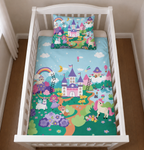 Das Prinzessin-Bettwäsche-Set mit Tiermotiven und Feenschloss, platziert in einem weißen Gitterbett.