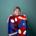 Spidey Duschtuch Badetuch Strandtuch 70 x 140 cm 100% Baumwolle von einer Person in der Hand gehalten