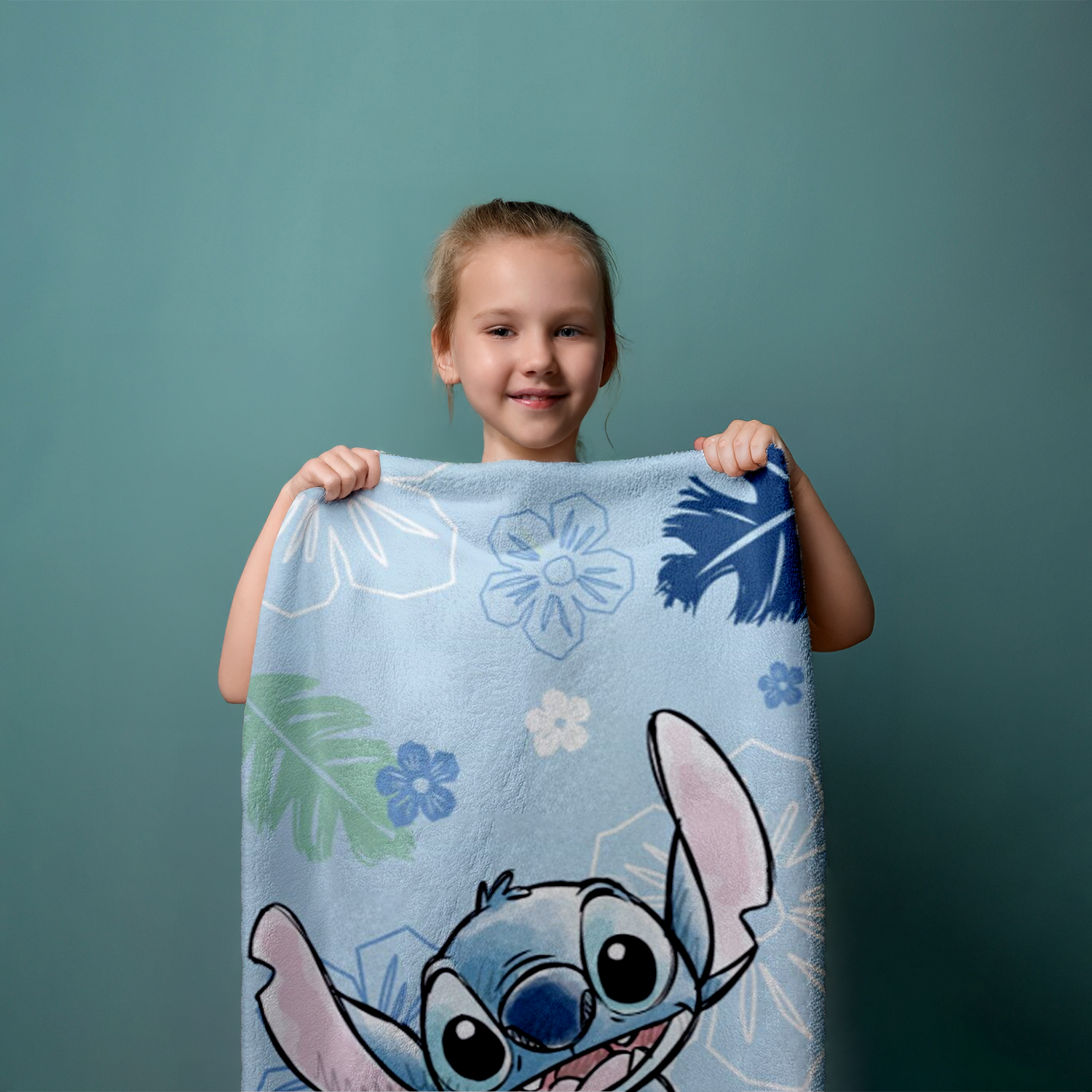 Disney LILO & STITCH Duschtuch Strandtuch Badetuch 70x140cm Baumwolle von einer Person gehalten