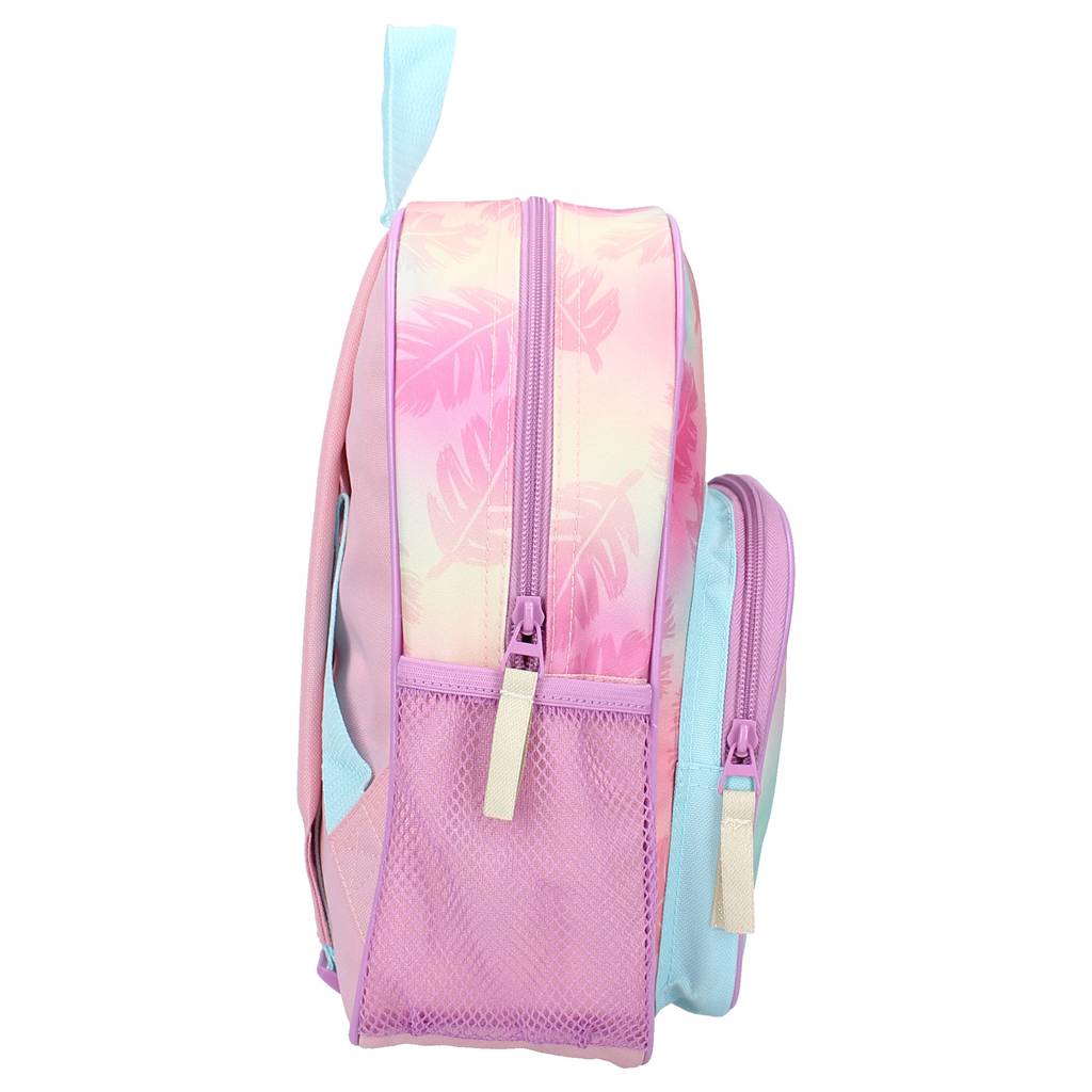 Die Seitenansicht des Disney Lilo und Stitch Rucksacks, die das rosa Federmuster, die lilafarbenen Reißverschlüsse und die hellblaue vordere Tasche zeigt. Die seitliche Netztasche ist deutlich sichtbar.