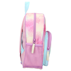 Die Seitenansicht des Disney Lilo und Stitch Rucksacks, die das rosa Federmuster, die lilafarbenen Reißverschlüsse und die hellblaue vordere Tasche zeigt. Die seitliche Netztasche ist deutlich sichtbar.