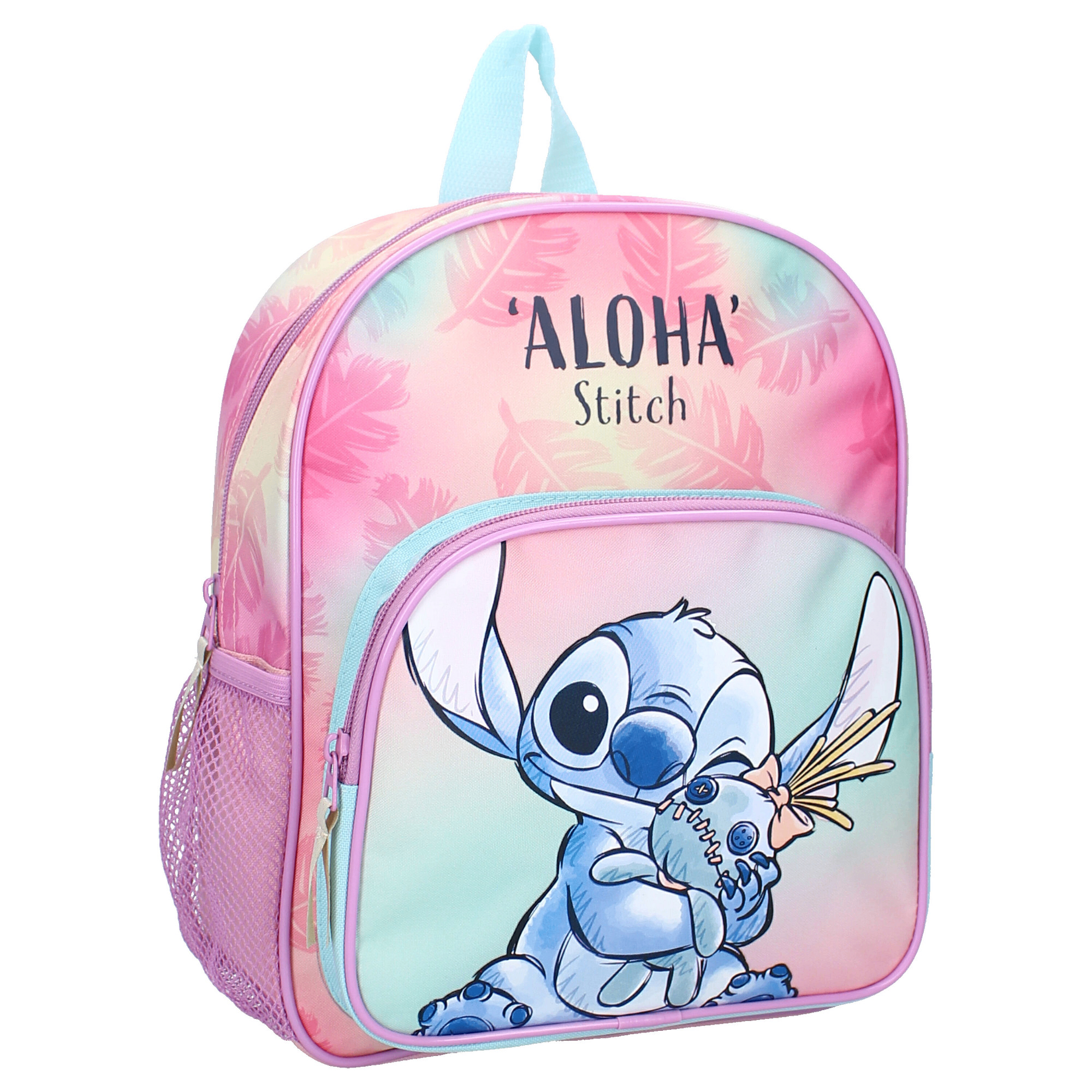 Eine perspektivische Ansicht des Disney Lilo und Stitch Kinderrucksacks von vorne rechts, die das Hauptfach, die vordere Reißverschlusstasche und die seitliche Netztasche zeigt.