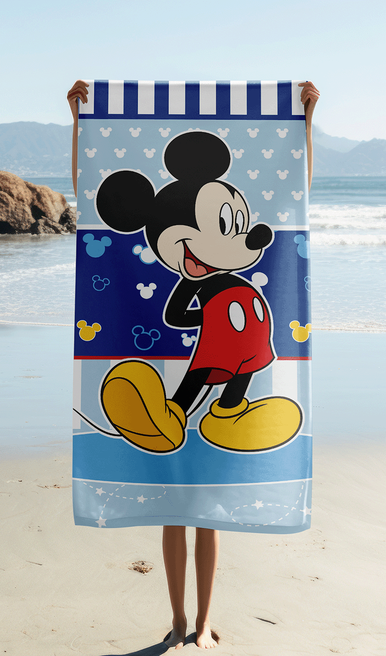 Person hält Disney Mickey Mouse Duschtuch Strandtuch Badetuch 70x140cm Baumwolle in der Hand