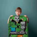 Junge hält Minecraft Steve und Mobs Duschtuch Badetuch Strandtuch 70 x 140cm in der Hand