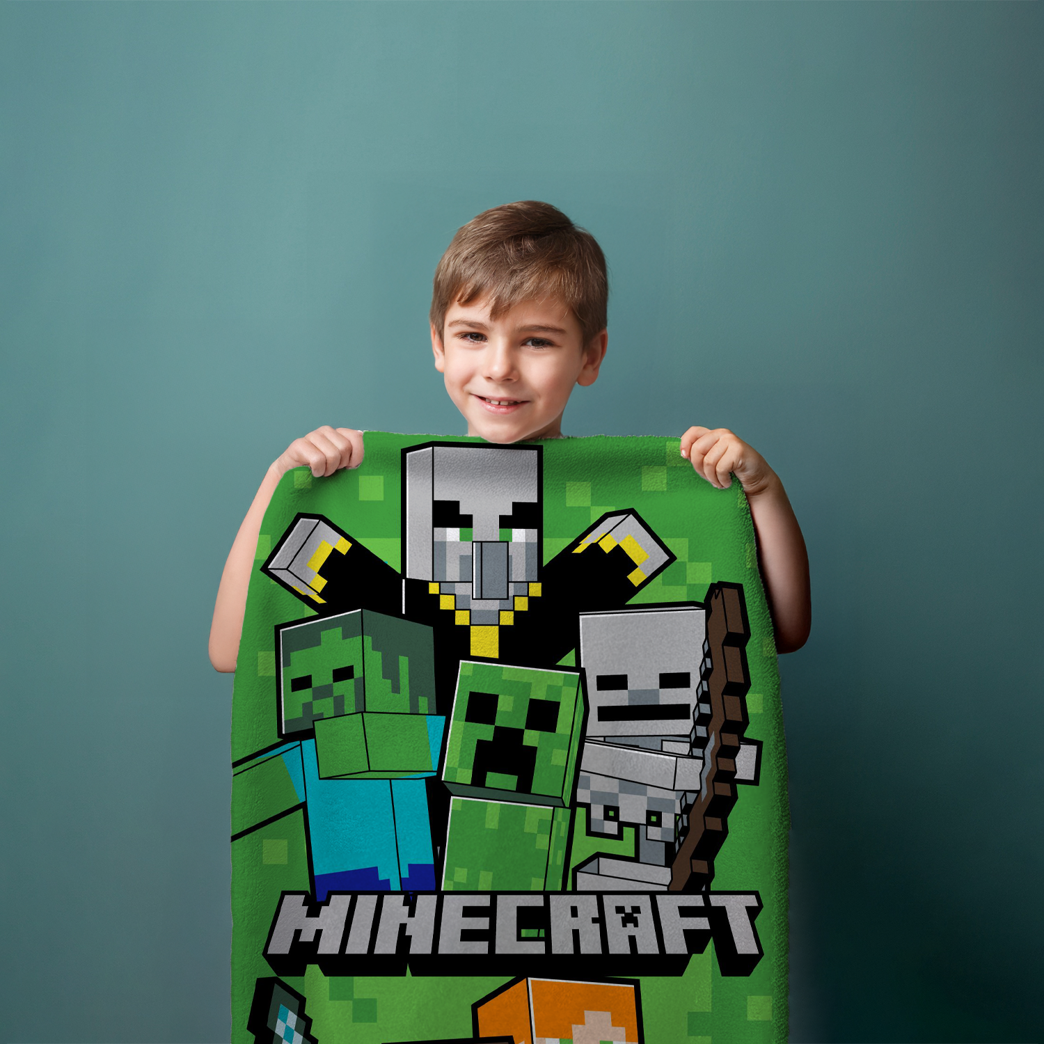 Junge hält Minecraft Steve und Mobs Duschtuch Badetuch Strandtuch 70 x 140cm in der Hand