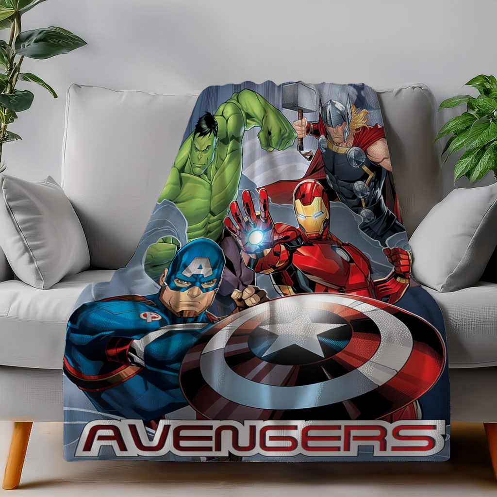 Avengers Superhelden Flauschdecke Wohndecke Flanell 110 x 150 cm auf einer Couch