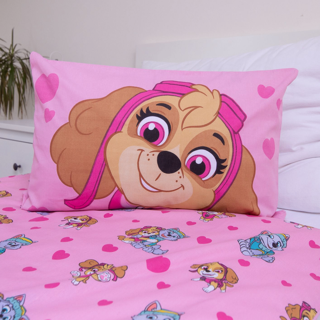 Aufnahme vom Kopfkissen und einem Teil der Rückseite vom Bettbezug der Paw Patrol Babybettwäsche Skye & Everest 100x135 cm 100% Baumwolle