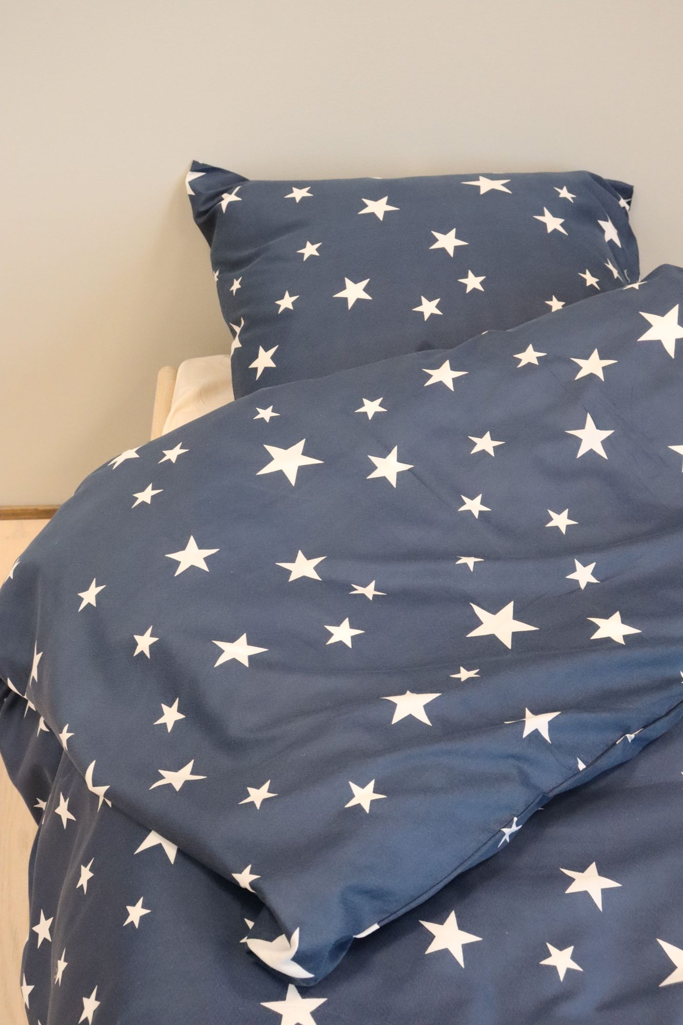 White Stars Reversible Bedding Set 135x200 cm 100% Microfiber