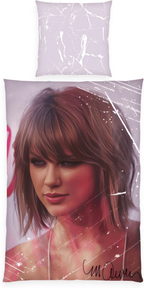 Freigestellte Produktansicht der Vorderseite von der Taylor Swift Swiftie Bettwäsche by Sid Maurer 135x200 cm Baumwolle