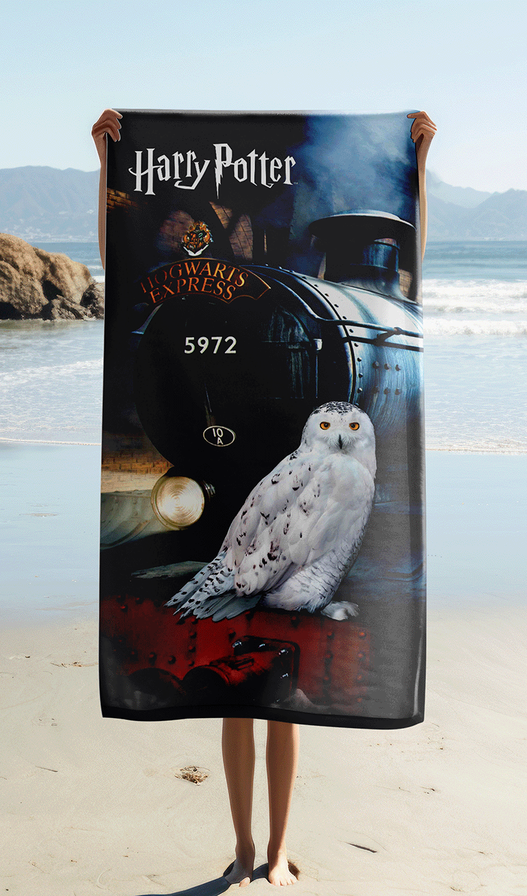 Person hält Harry Potter Hedwig Hogwarts Duschtuch Badetuch 70 x 140 cm Baumwolle in der Hand