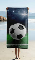 Person hält Fußball Duschtuch Strandtuch Badetuch 70 x 140 cm 100% Baumwolle in der Hand