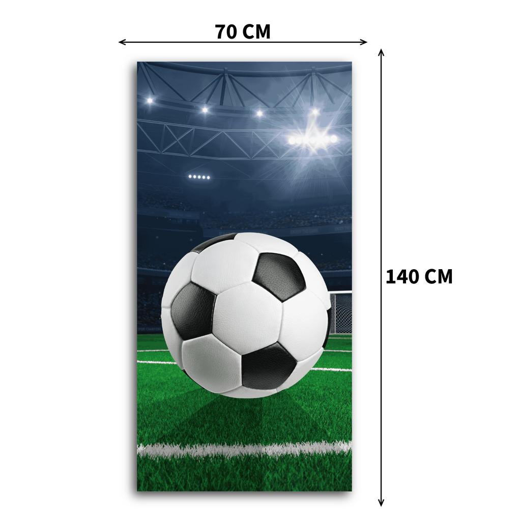Fußball-Badetuch mit Maßangaben (70 cm Breite, 140 cm Länge). Das Motiv zeigt einen großen, klassischen Fußball über einem grünen Rasenspielfeld in einem hell erleuchteten Stadion bei Nacht.