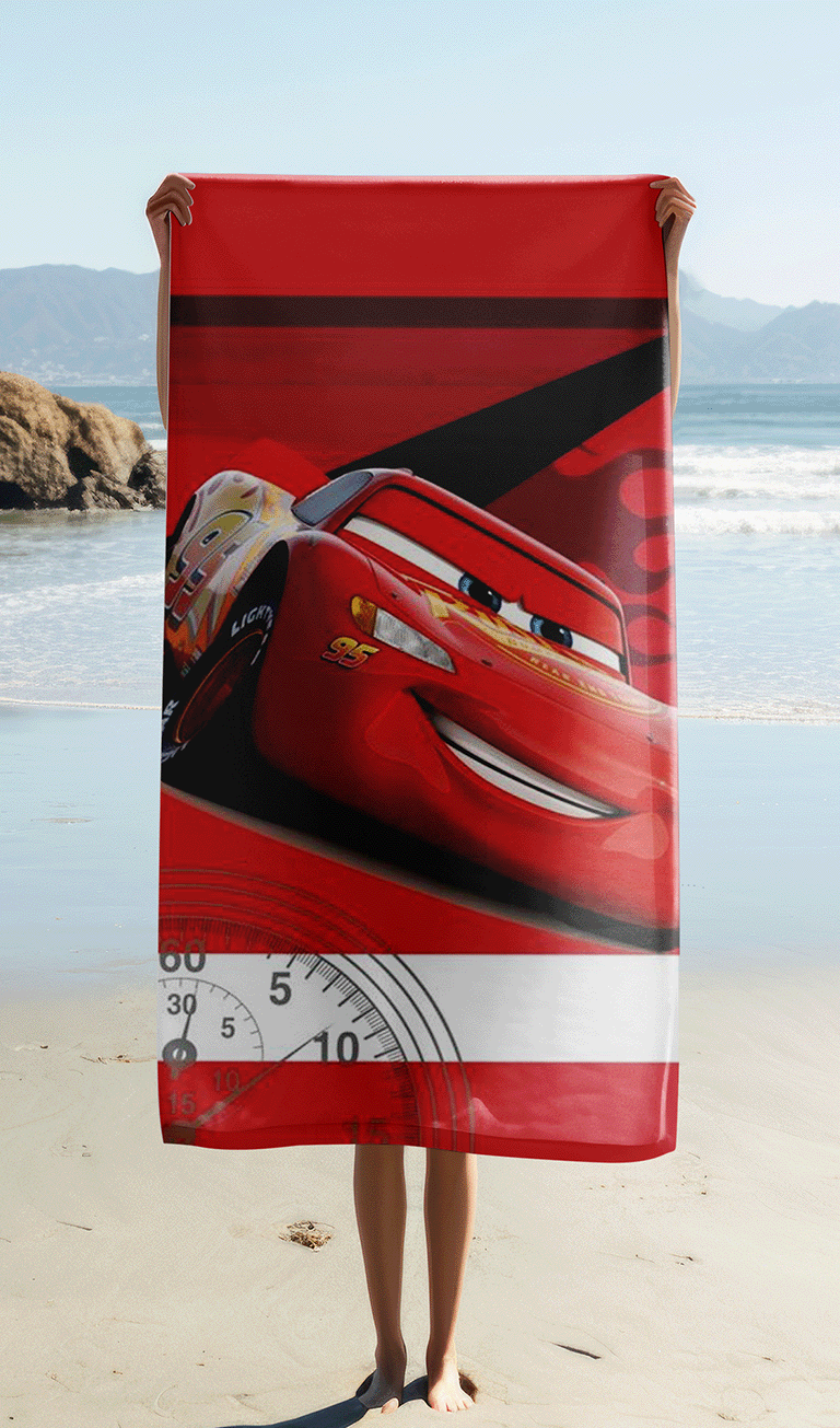 Person hält Disney Cars Lightning McQueen Duschtuch Strandtuch Badetuch 70 x 140 cm 100% Baumwolle in der Hand