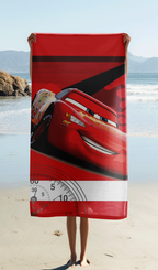 Person hält Disney Cars Lightning McQueen Duschtuch Strandtuch Badetuch 70 x 140 cm 100% Baumwolle in der Hand