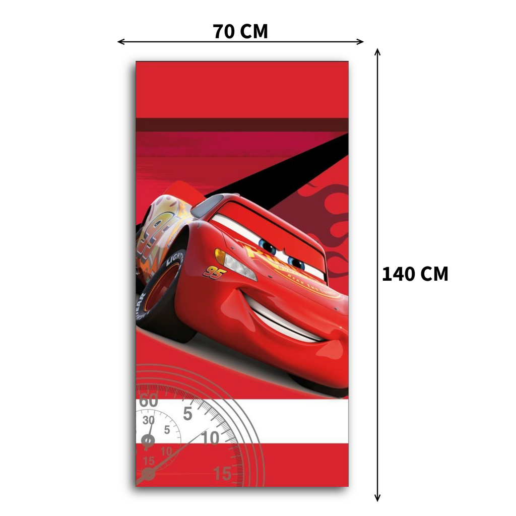 Disney Cars Kinder-Badetuch mit Maßangaben (70 cm Breite, 140 cm Länge). Das rote Motiv zeigt das Rennauto Lightning McQueen vor rasanten Streifen, Flammen-Grafiken und einer Tacho-Anzeige im unteren Bereich.