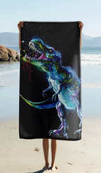 Person hält Duschtuch Badetuch Strandtuch Dinosaurier 70 x 140 cm Baumwolle in der Hand