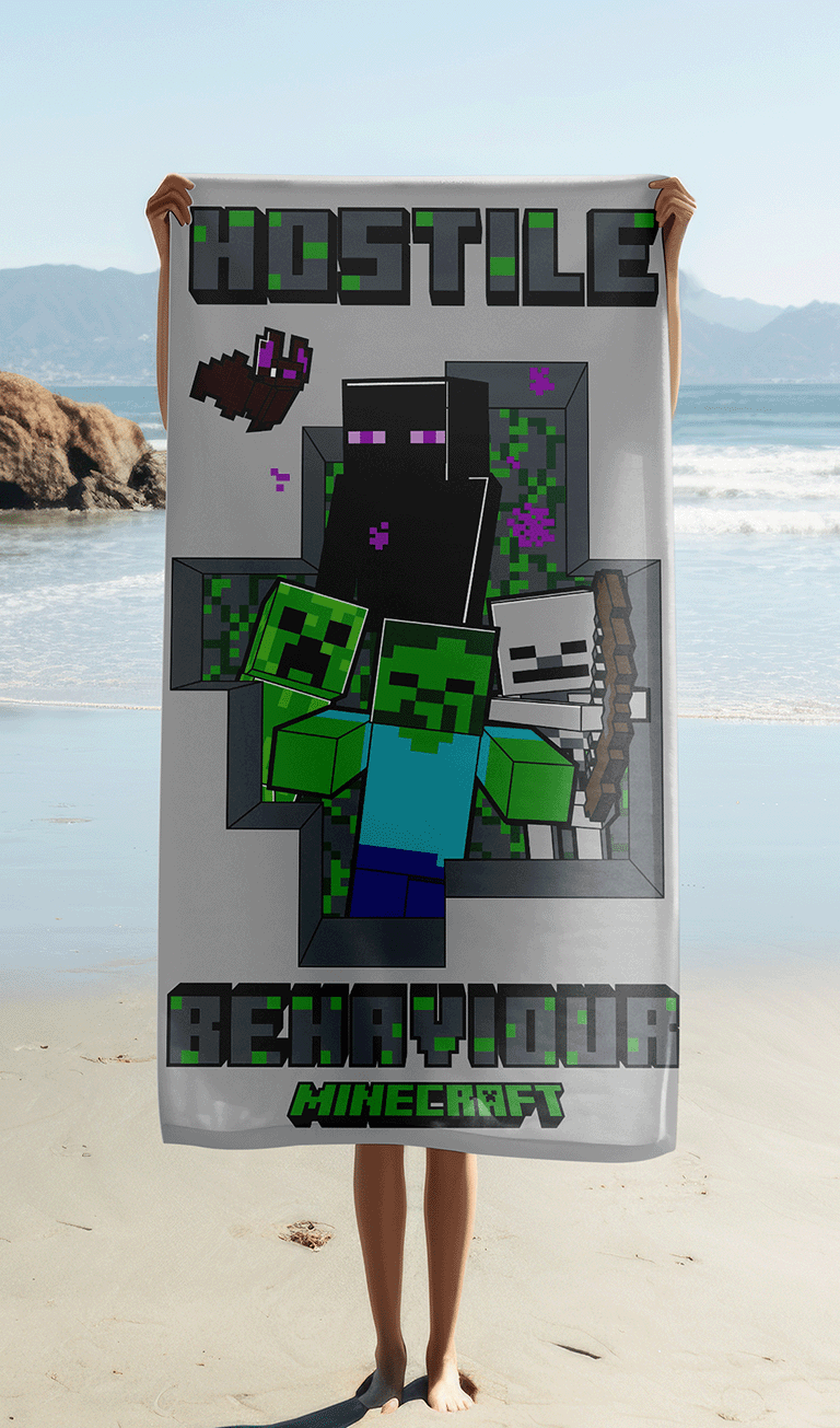Person hält Minecraft Hostile Behaviour Duschtuch Badetuch Strandtuch 70 x 140 cm Baumwolle in der Hand