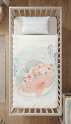 Herding Baby Bettwäsche Wal Qualle rosa 2 tlg 100 x 135 cm Baumwolle in einem Babybett aus der Vogelperspektive dargestellt
