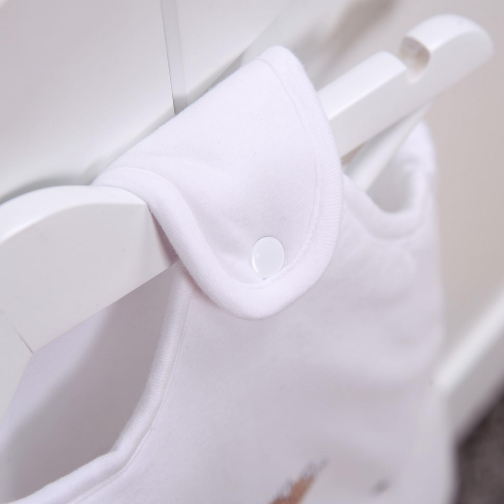 Herding babybest® Ganzjahres-Schlafsack für Babys Elephants Baumwolle Nahaufnahme des Knopfverschlusses.