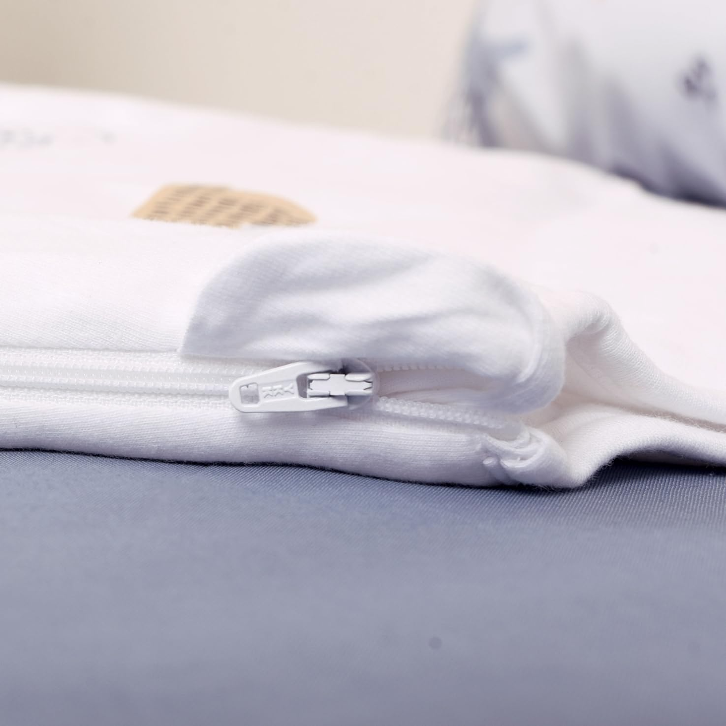 Herding babybest® Ganzjahres-Schlafsack für Babys Elephants Baumwolle Nahaufnahme des Reißverschlusses.
