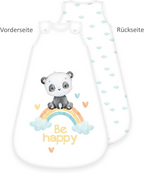 Herding Ganzjahres-Schlafsack für Babys Regenbogen Panda Baumwolle. Baby Panda sitzt auf einem bunten Regenbogen, umgeben von kleinen, bunten Herzen. Darunter befindet sich der Schriftzug "Be happy". Auf der Rückseite befinden sich kleine Wolken.