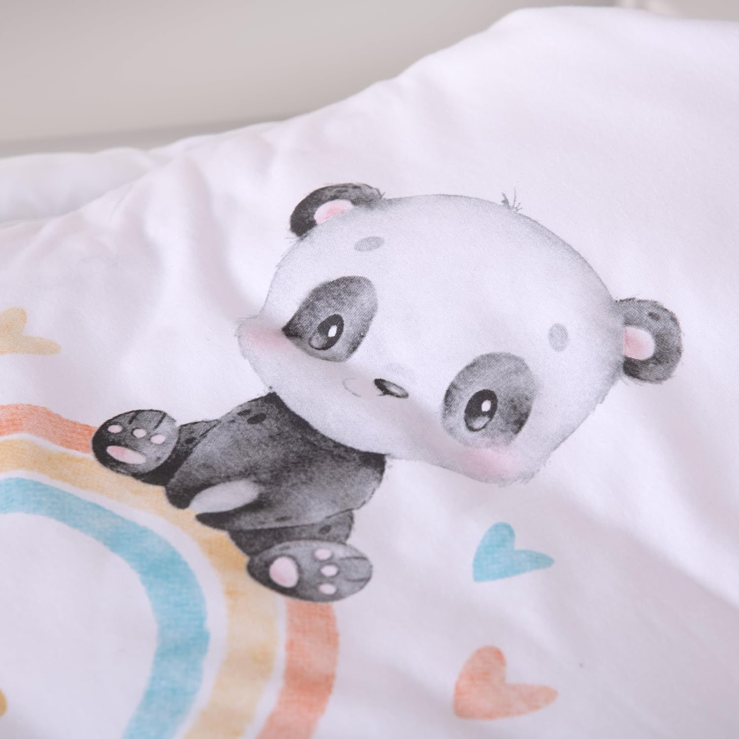 Baby Panda sitzt auf einem bunten Regenbogen, umgeben von kleinen, bunten Herzen. Herding Ganzjahres-Schlafsack für Babys Regenbogen Panda Baumwolle