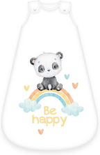 Herding Ganzjahres-Schlafsack für Babys Regenbogen Panda Baumwolle. Baby Panda sitzt auf einem bunten Regenbogen, umgeben von kleinen, bunten Herzen. Darunter befindet sich der Schriftzug "Be happy".