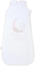 Herding Little Bunny Hase Ganzjahres-Schlafsack für Babys Baumwolle Vorderseite Motiv. Das süße Motiv zeigt ein kleines Häschen auf einer Mondsichel mit der Aufschrift „Some bunny loves you“