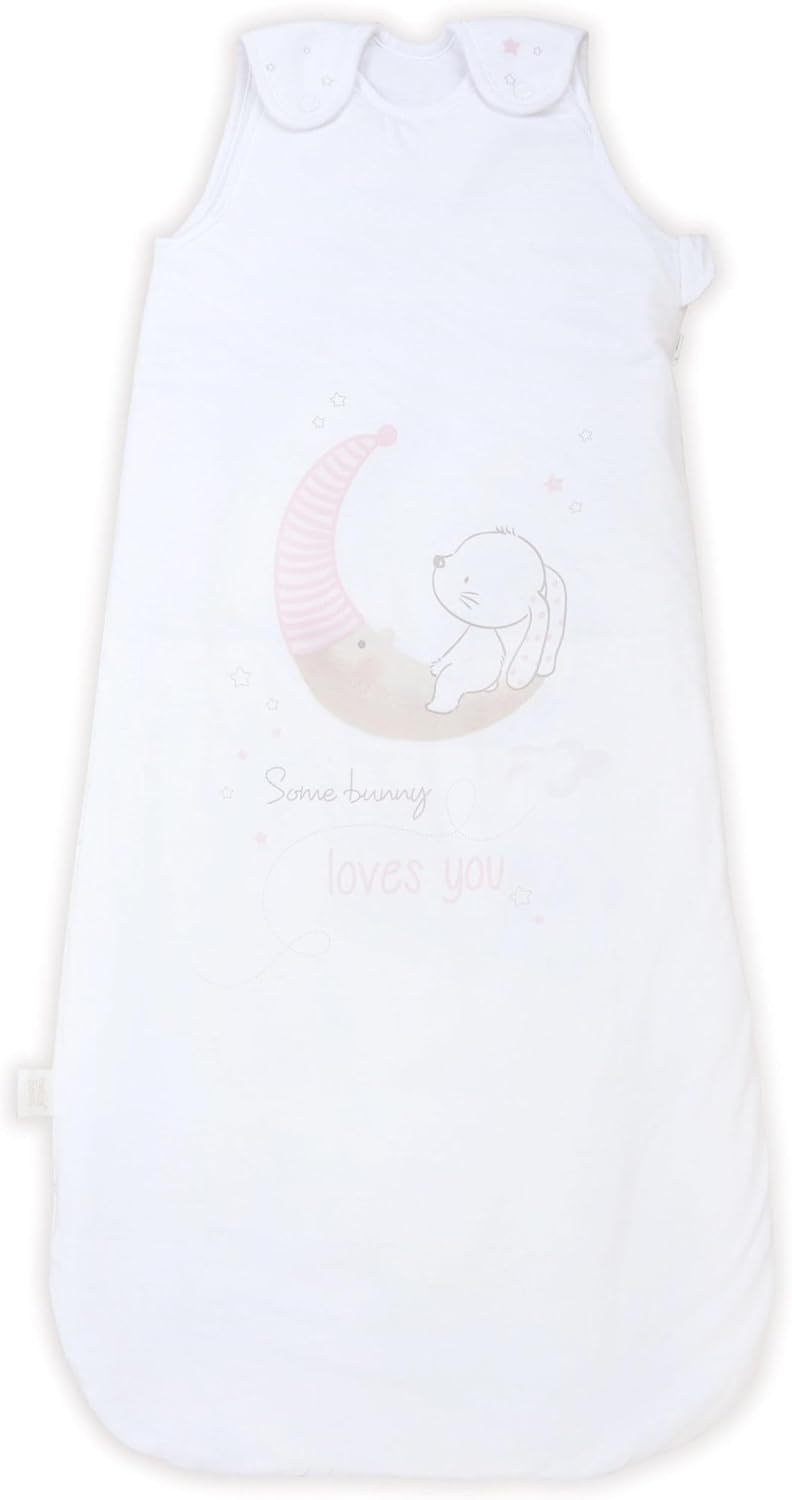 Herding Little Bunny Hase Ganzjahres-Schlafsack für Babys Baumwolle Vorderseite Motiv. Das süße Motiv zeigt ein kleines Häschen auf einer Mondsichel mit der Aufschrift „Some bunny loves you“