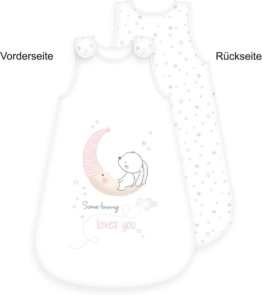 Herding Little Bunny Hase Ganzjahres-Schlafsack für Babys Baumwolle. Das süße Motiv zeigt ein kleines Häschen auf einer Mondsichel mit der Aufschrift „Some bunny loves you“, ergänzt durch ein verspieltes Sternen-Motiv auf der Rückseite.