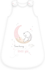 Herding Little Bunny Hase Ganzjahres-Schlafsack für Babys Baumwolle Vorderseite und Rückseite. Das süße Motiv zeigt ein kleines Häschen auf einer Mondsichel mit der Aufschrift „Some bunny loves you“