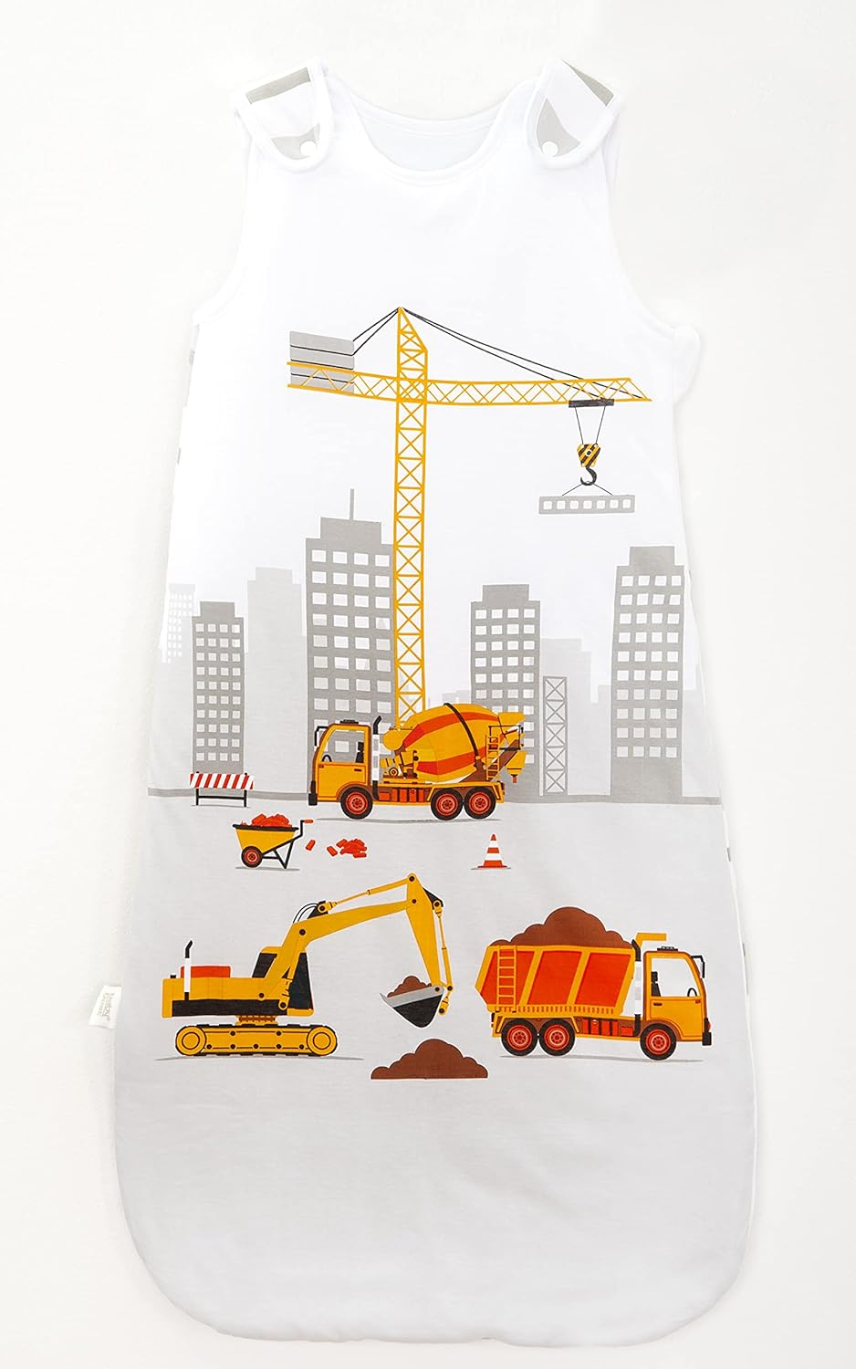 Herding babybest® Baustelle Ganzjahres-Schlafsack für Babys Baumwolle. Motiv mit Kran, Bagger und Betonmischer. Im Hintergrund befinden sich Hochhäuser. Liegend auf einer Oberfläche.