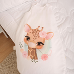 Herding babybest® Giraffe Ganzjahres-Schlafsack für Babys Baumwolle. Liegend auf einem Bett präsentiert.
