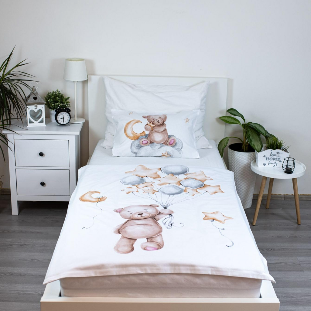 Baby Bettwäsche Teddy Mond & Stern-Ballons 100 x 135 cm 100% Baumwolle Vorderseite. Teddybär hält Mond & Stern-Ballons in der Hand. Teddy sitzt neben dem Mond auf einer Wolke.