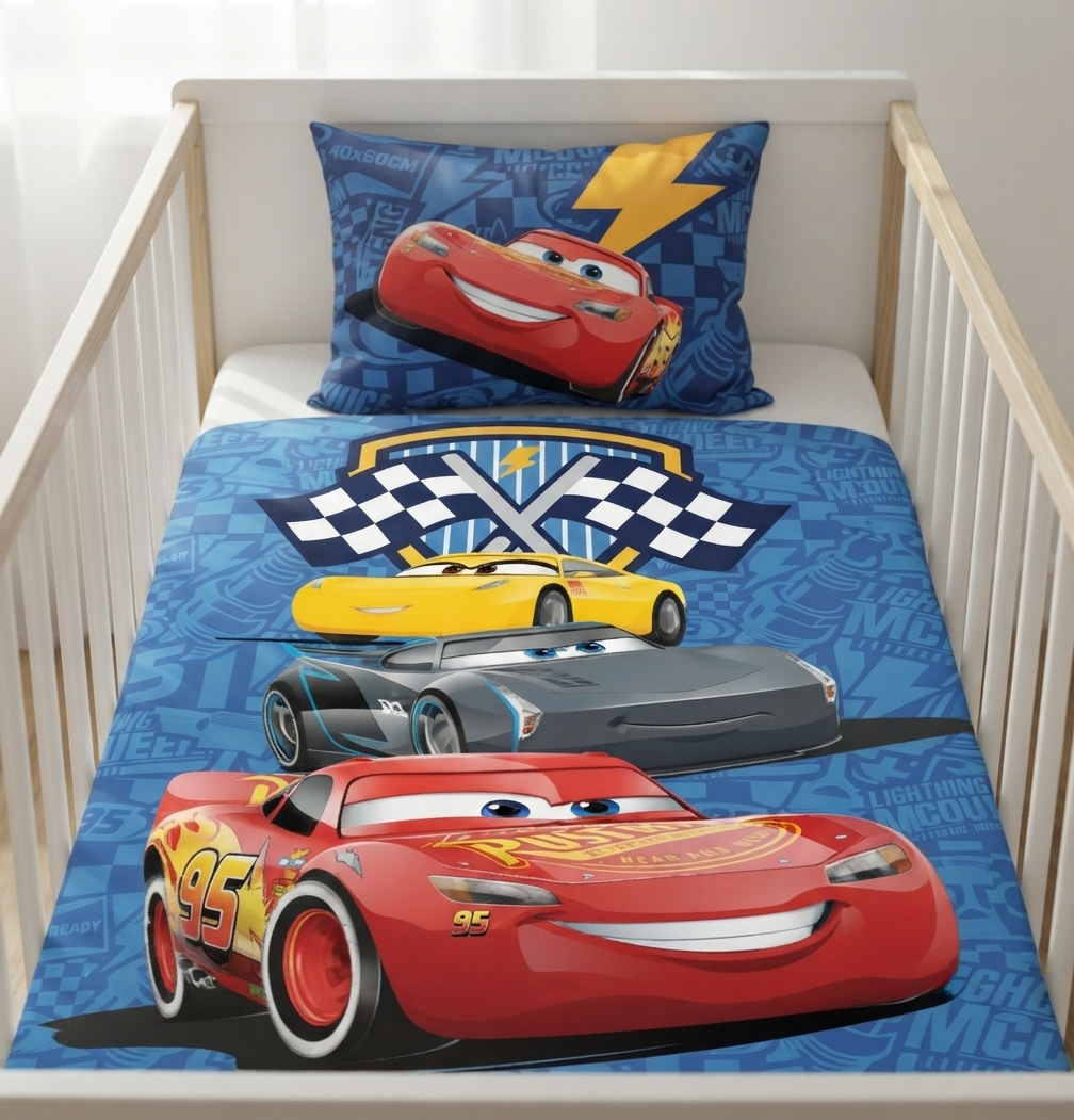 Cars Racing Crew Baby Bettwäsche Set 2 tlg 100 x 135 cm 100% Baumwolle in einem Babybett dargestellt.