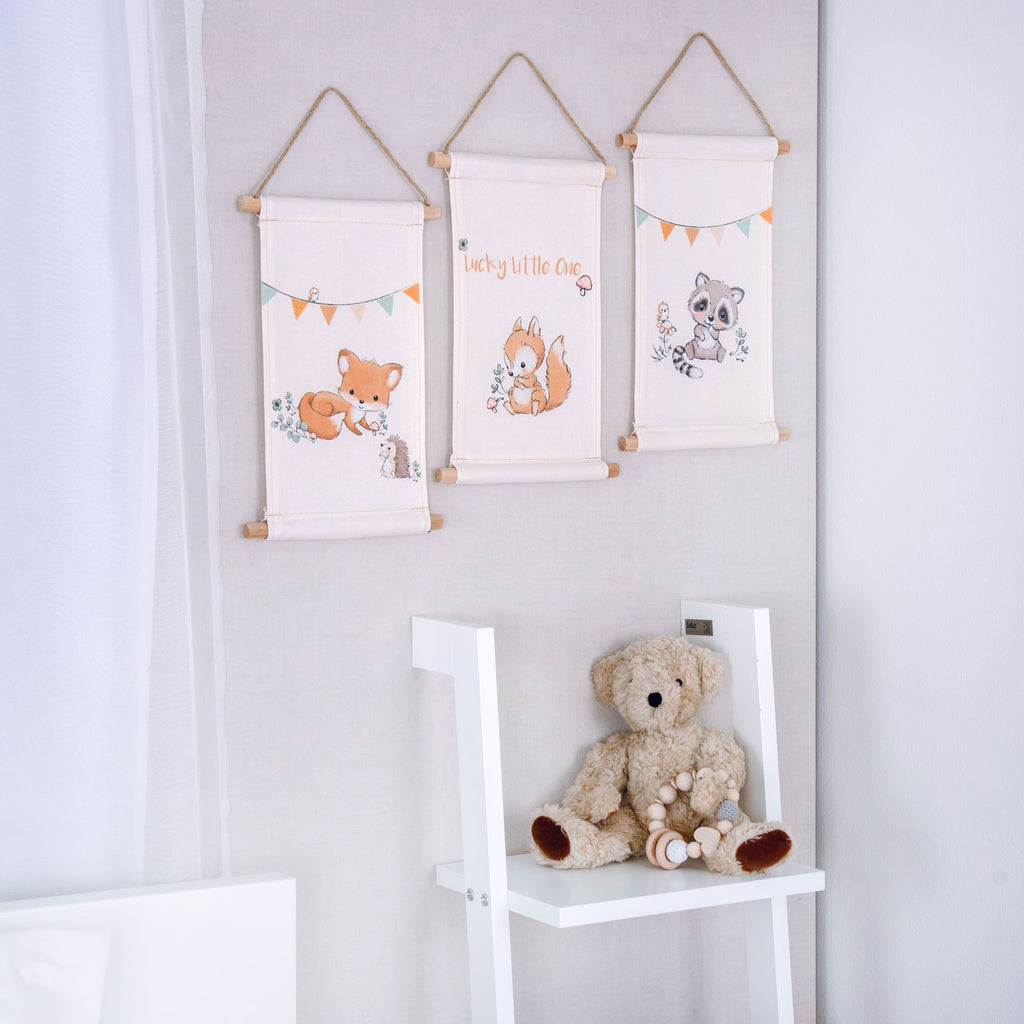 Wandbilder-Set Waldfreunde Tiere 3er-Pack 20 x 30 cm 100% Baumwolle 3 Motive nebeneinander an einer Wand.