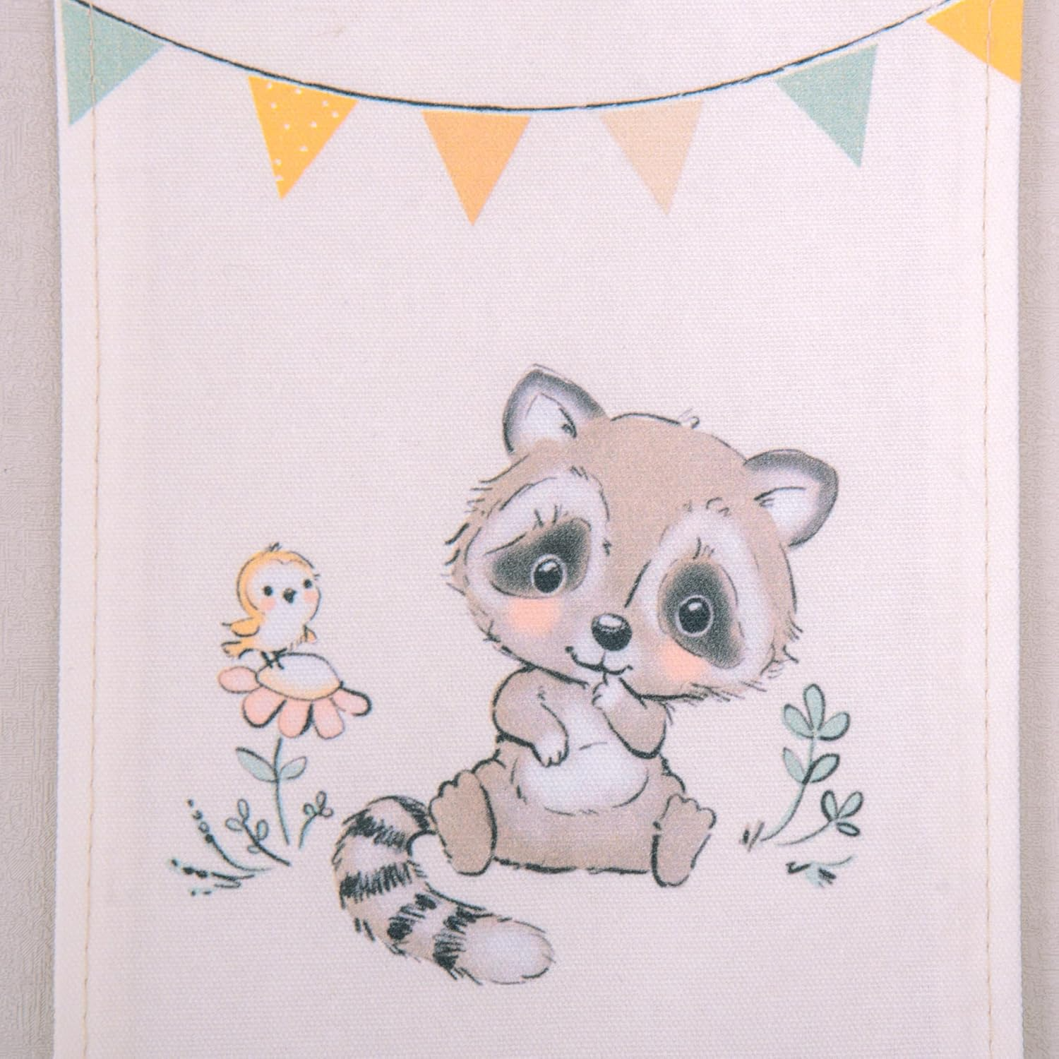 Wandbilder-Set Waldfreunde Tiere 3er-Pack 20 x 30 cm 100% Baumwolle Waschbär Motiv an einer Wand.