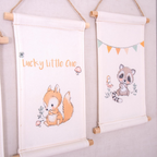 Wandbilder-Set Waldfreunde Tiere 3er-Pack 20 x 30 cm 100% Baumwolle 2 Motive nebeneinander an einer Wand.