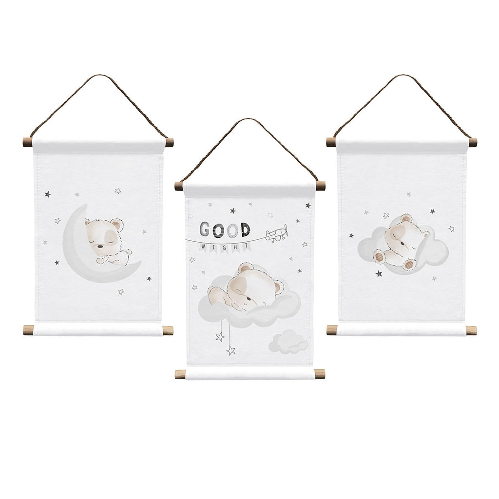 Wandbilder-Set Sleeping Little Bear 3er-Pack 20 x 30 cm 100% Baumwolle 3 Motive nebeneinander an einer Wand. Der Bär liegt schlafend auf einer Mondsichel und Wolken.