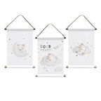Wandbilder-Set Sleeping Little Bear 3er-Pack 20 x 30 cm 100% Baumwolle 3 Motive nebeneinander an einer Wand. Der Bär liegt schlafend auf einer Mondsichel und Wolken.
